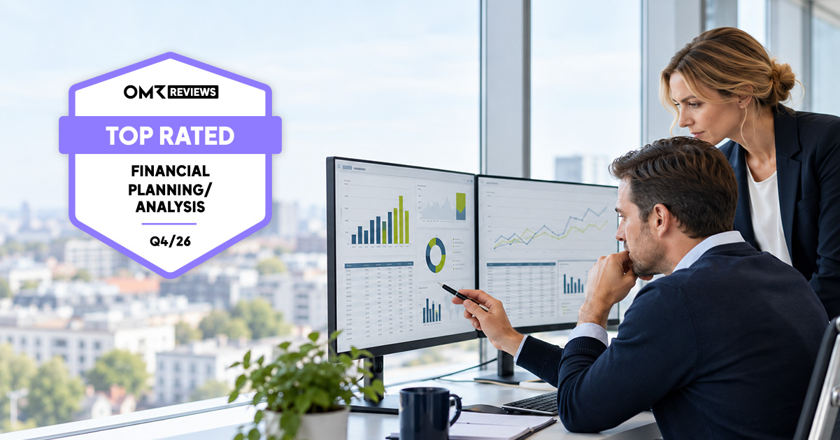 Zwei Finance-Experten analysieren Planungsdaten am Bildschirm, daneben das OMR Reviews Top Rated Badge für evidanza